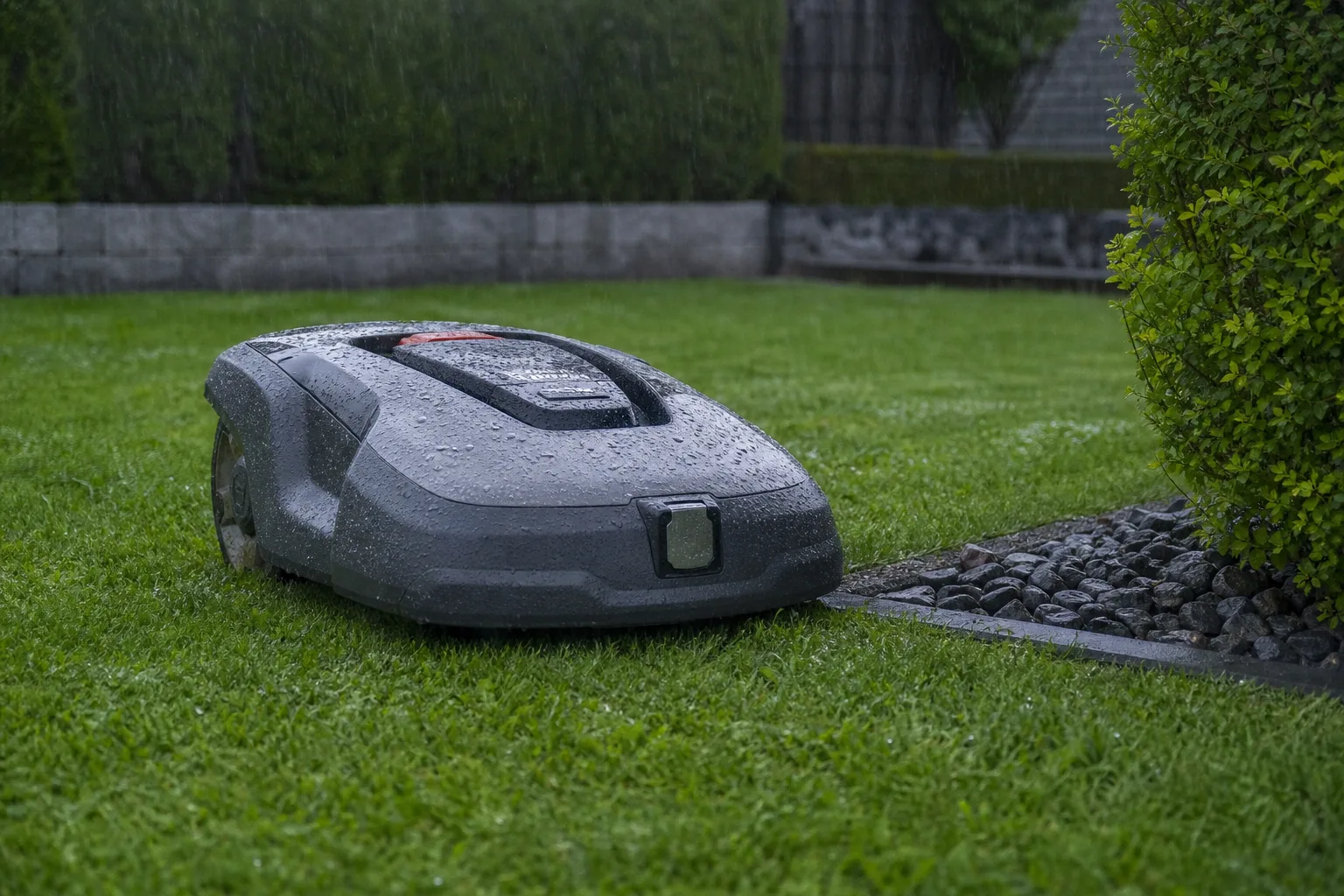 Wie Maehroboter bei Regen oder feuchtem Gras arbeiten – Empfehlungen